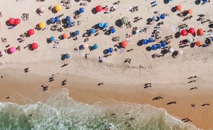 Foto udara suasana di salah satu pantai di Rio de Jenairo, Brasil. Foto Unsplash/Raphael Nogueira