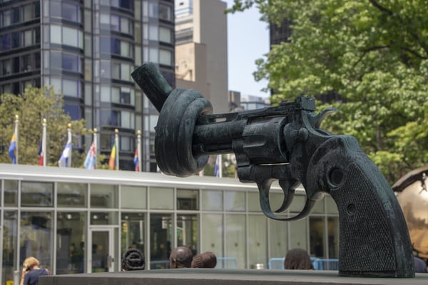 Patung The Knotted Gun yang melambangkan anti kekerasan di markas Perserikatan Bangsa-Bangsa di New York, Amerika Serikat. /Foto Unsplash