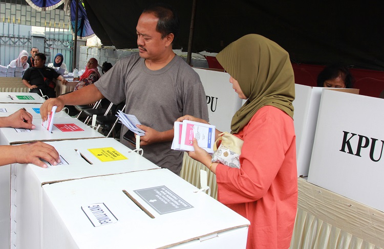 Warga memasukkan surat suara pemilu pada pemungutan suara ulang (PSU) Pemilu 2019 di TPS 71 Ciputat Timur, Tangerang Selatan, Banten, Rabu (24/4/2019)./Foto Antara/Muhammad Iqbal