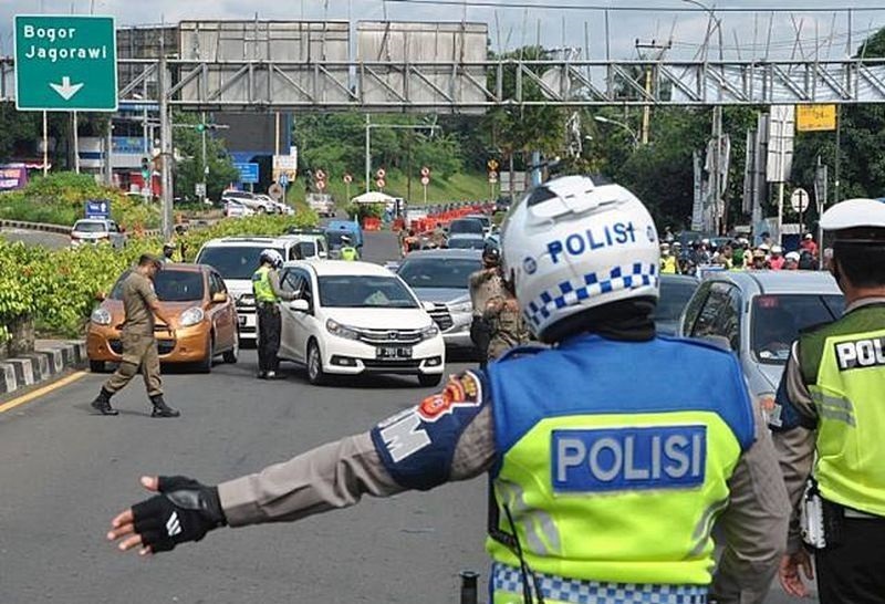 Sejumlah petugas gabungan dari Polres Bogor, Satpol PP dan Dinas Perhubungan Kabupaten Bogor, memeriksa kendaraan di Simpang Gadog, Ciawi, Kabupaten Bogor, Jawa Barat, Rabu (27/5/2020). /Foto Antara