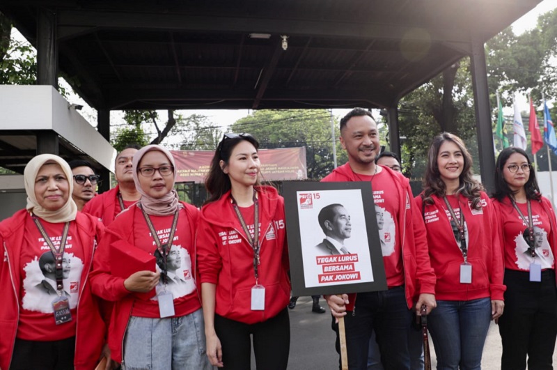 Ketua Umum Partai Solidaritas Indonesia (PSI) Giring Ganesha (tengah) mencalonkan diri sebagai caleg DPR RI di dapil Jabar I. /Foto dok. PSI