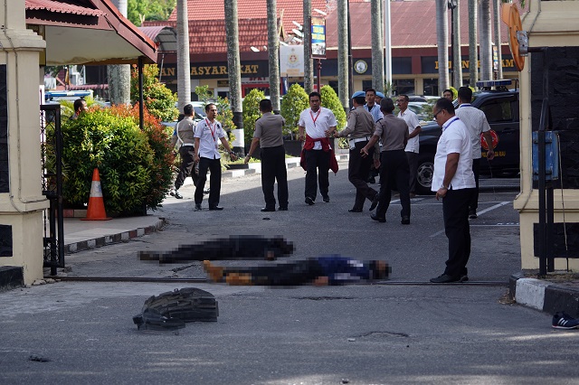 Dua jenazah pelaku aksi teror tergeletak di jalan pintu masuk Mapolda Riau di Pekanbaru, Riau, Rabu (16/5). /Foto Antara
