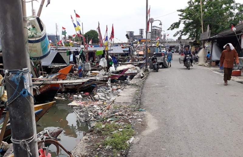   Sampah menumpuk pada perairan di samping sandaran kapal di Kampung Nelayan, Kalibaru, Cilincing, Jakarta Utara, Jumat (9/12). Alinea.id/Akbar Ridwan