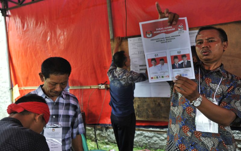 Para petugas melakukan penghitungan (rekapitulasi) suara hasil Pemilu 2019 di TPS 049 Kelurahan Drangong, Serang, Banten, Rabu (17/4/2019)./Foto Antara/Asep Fathulrahman