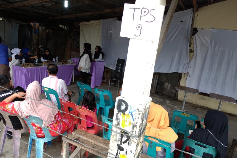 Petugas KPPS, saksi dan pemilih berada di lokasi TPS yang logistik pemilunya belum tersedia di TPS 9, Desa Tanjung Gusta, Deli Serdang, Sumatera Utara, Rabu (17/4/2019)./Foto Antara/Irsan Mulyadi