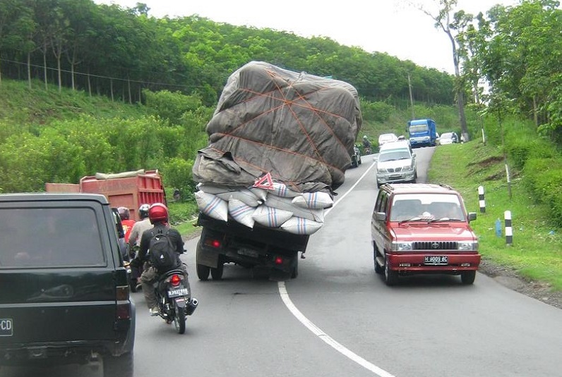 Ilustrasi truk over dimention over loading (odol). /Foto dok. NTMC Polri 