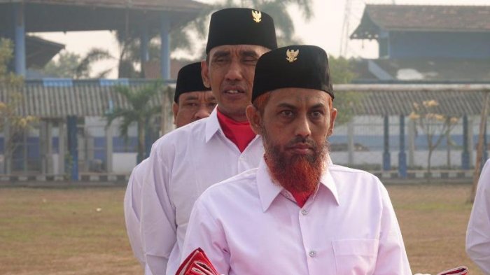 Umar Patek, salah satu dalang bom Bali, menjadi pembawa bendera dalam upacara HUT RI. Awal Desember lalu, Patek dibebaskan dari penjara karena dianggap berkelakuan baik. /Foto Antara