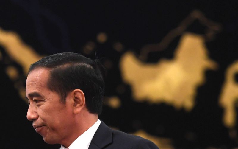 Presiden Joko Widodo berjalan seusai memberikan keterangan pers terkait rencana pemindahan Ibu Kota Negara di Istana Negara, Jakarta, Senin (26/8). /Antara Foto