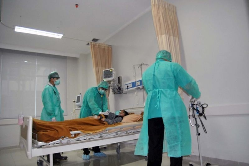 Dokter RSUD Kota Bogor melakukan pemeriksaan terhadap pasien suspect virus COVID-19 saat simulasi di ruang isolasi RSUD Kota Bogor, Jawa Barat, Rabu (4/3/2020). /Foto Antara