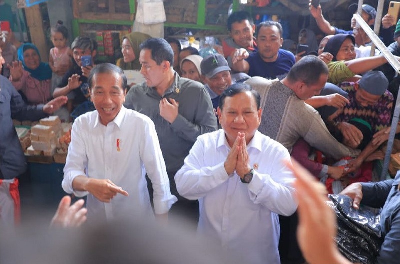 Presiden Joko Widodo (kiri) bersama Menteri Pertahanan Prabowo Subianto saat blusukan di sebuah pasar di Kota Malang, Jawa Timur, September 2023. /Foto Instagram @prabowo