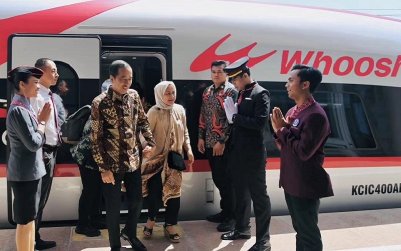 Presiden Joko Widodo bersama sang istri, Irana Joko Widodo, menjajal kereta cepat Jakarta-Bandung, awal Oktober 2023. /Foto Instagram @Jokowi