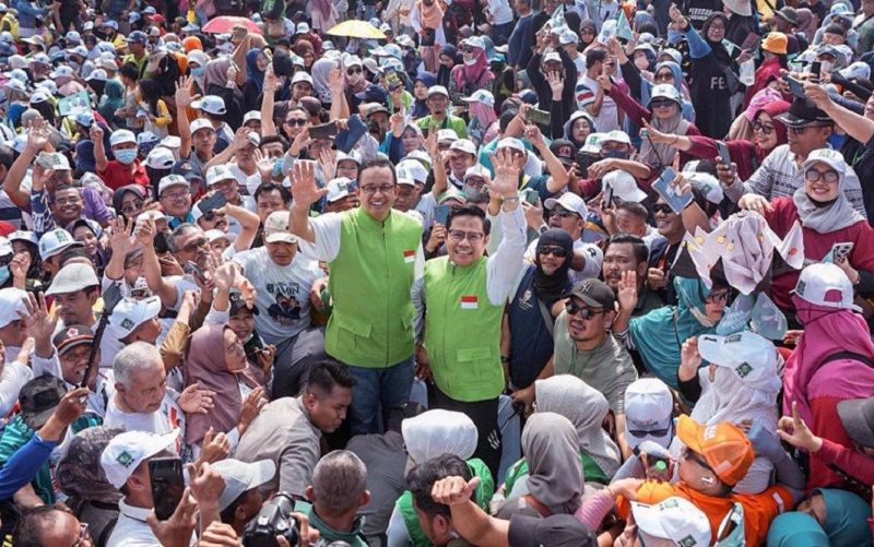 Bacapres Anies Baswedan bersama bacawapres Muhaimin Iskandar berada di tengah lautan simpatisan dan pendukungan dalam kampanye di Sidoarjo, Jawa Timur, Oktober 2023. /Foto Instagram @aniesbaswedan