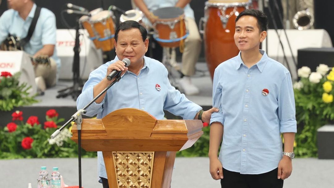 Bakal calon presiden Prabowo Subianto (kiri) bersama bakal calon wakil presiden Gibran Rakabuming Raka (kanan). /Foto Instagram @prabowo