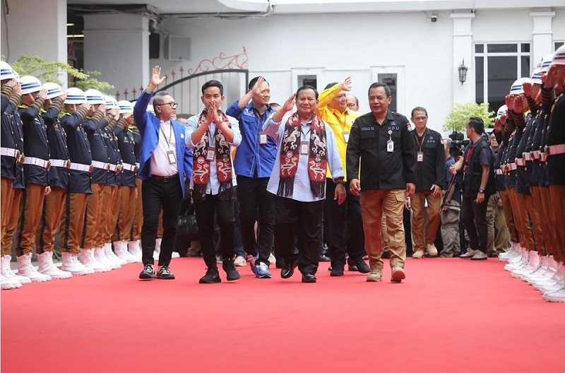 Putra sulung Jokowi, Gibran Rakabuming Raka (kiri) mendampingi Prabowo Subianto saat mendaftar jadi capres-cawapres di KPU, Menteng, Jakarta Pusat, Oktober 2023. /Foto Instagram @prabowo