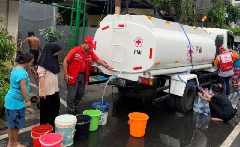  PAM Jaya menyalurkan air bersih kepada warga dengan mobil tangki air./Foto Instagram PAM Jaya/@pamjaya_dki