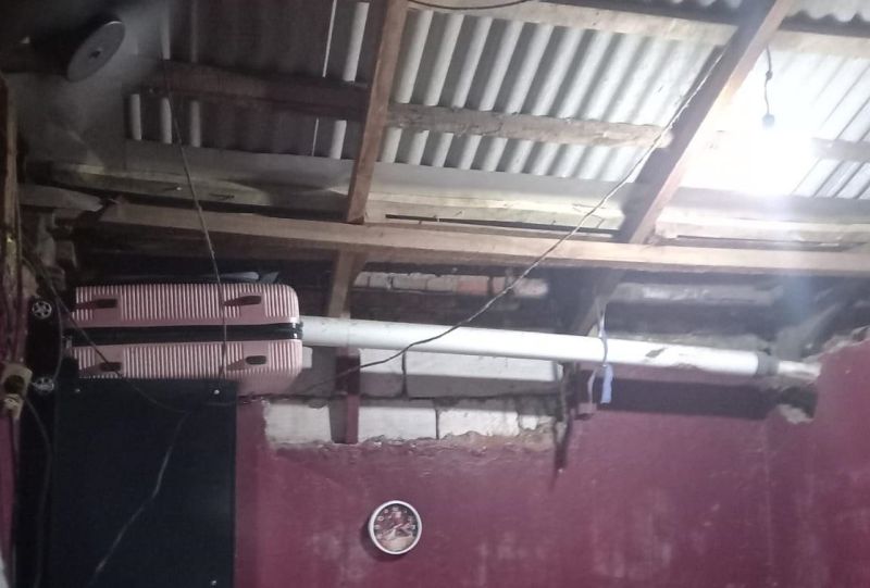 Atap kamar di rumah seorang warga yang masih menggunakan asbes di bilangan Pedongkelan, Cengkareng, Jakarta Barat, Jumat (29/9/2023). Alinea.id/Rizkia Salsabila