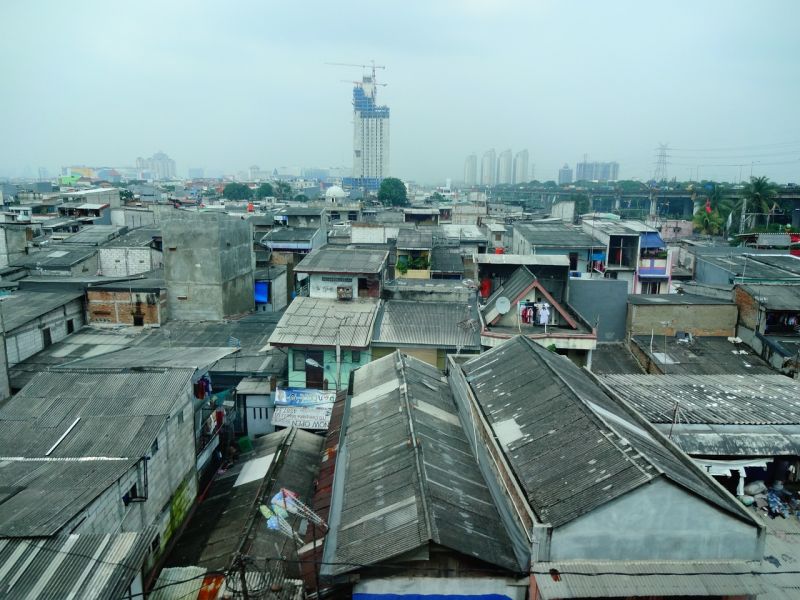 Rumah-rumah yang menggunakan atap berbahan asbes di Jakarta./Foto Yanns/Pixabay.com