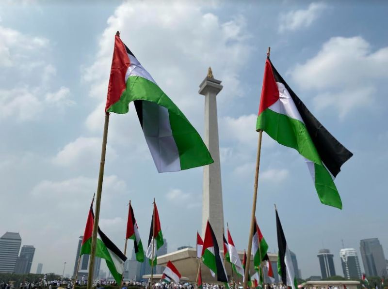 Bendera Palestina yang dibawa peserta Aksi Bela Palestina di Lapangan Monas, Jakarta Pusat, Minggu (5/11/2023). Alinea.id/Farid Husein Baresi