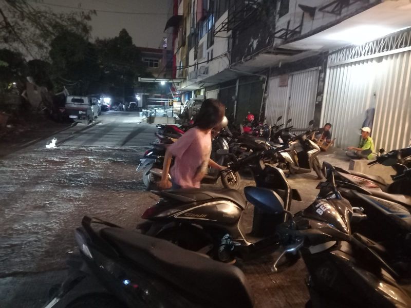  Juru parkir perempuan, Ega Patricia Erlanda, sedang merapikan sepeda motor yang terparkir di depan sebuah kafe di bilangan Duri Kepa, Kebon Jeruk, Jakarta Barat, Rabu (11/10/2023). Alinea.id/Rizkia Salsabila