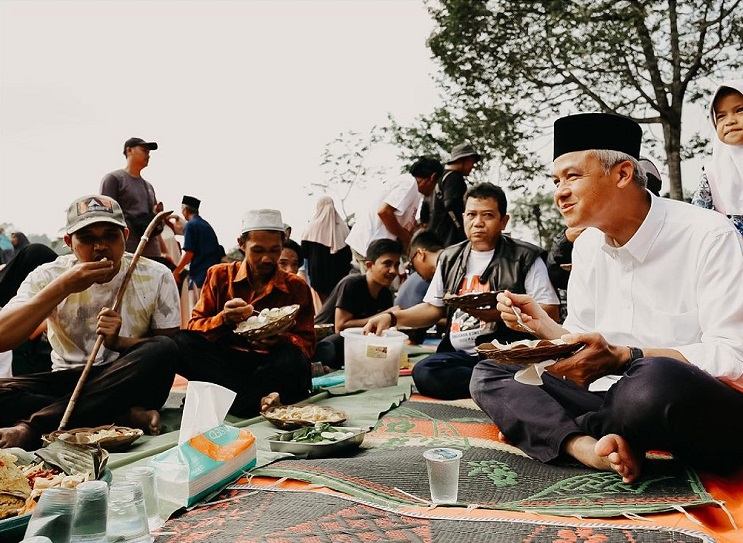  Bacapres Ganjar Pranowo makan siang bersama warga di Kampung Nagrog, Desa Muncang, Tasikmalaya, Jawa Barat, Oktober 2023. /Foto Instagram @ganjar_pranowo