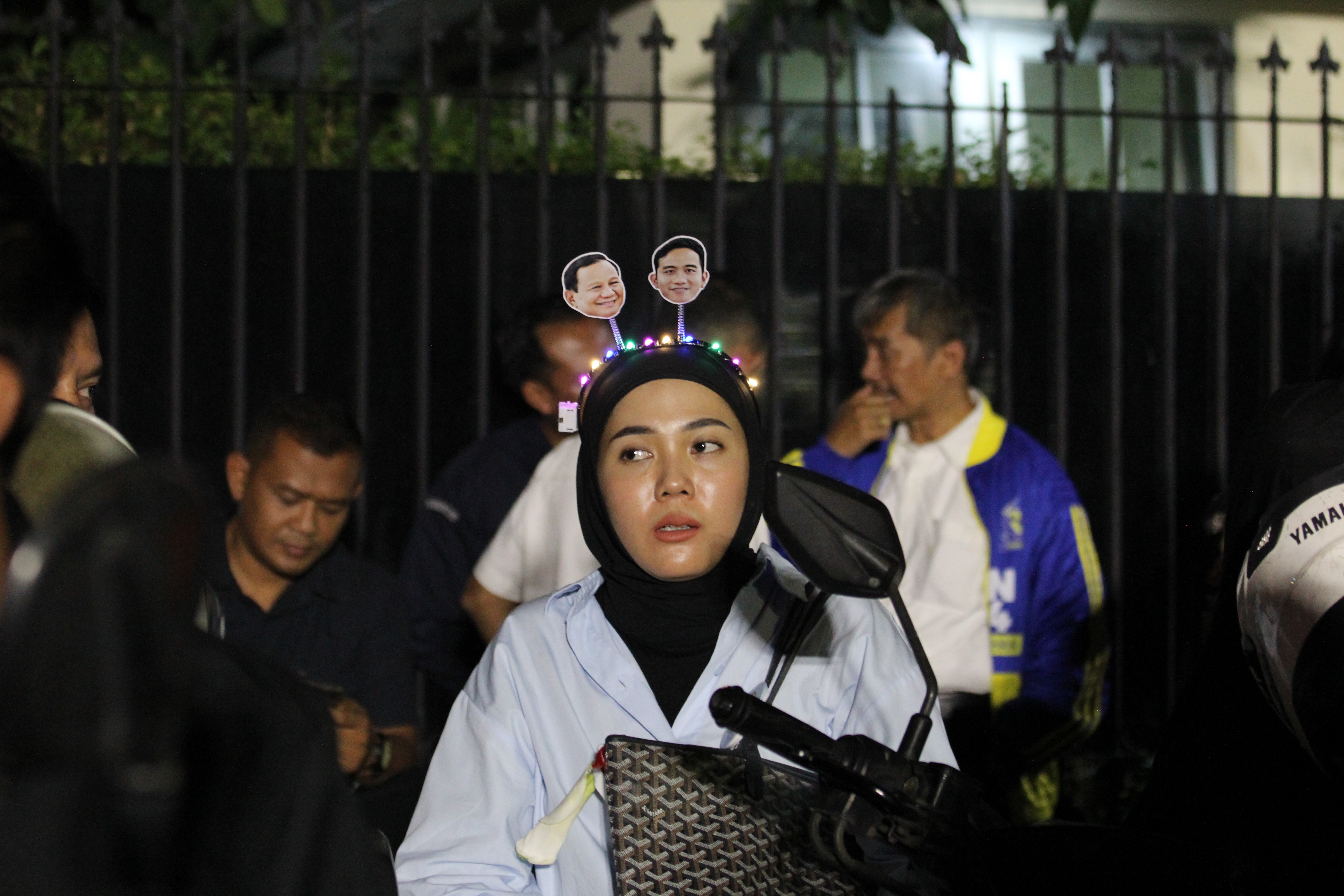 Pendukung Prabowo-Gibran mengenakan bando berhias wajah Prabowo-Gibran di Gedung KPU, Jakarta Pusat, Selasa (14/11). Alinea.id/Faisal