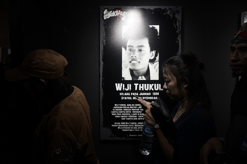 Foto mendiang aktivis Wiji Thukul terpampang di area panggung rakyat bertajuk 'Bongkaaar' di GBK, Senayan, Jakarta, Sabtu (9/12). Alinea.id/Faisal