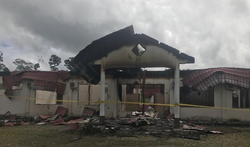 Kantor KPU Yahukimo, Papua, sehabis terbakar, awal Agustus 2023. /Foto dok. Polda Papua