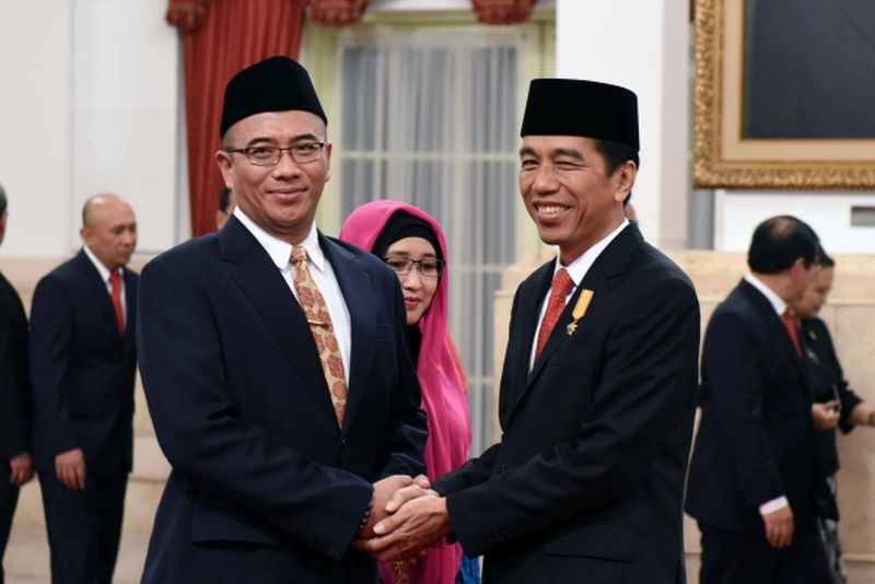 Ketua KPU Hasyim Asy'ari bersalaman dengan Presiden Joko Widodo. /Foto dok. Setkab