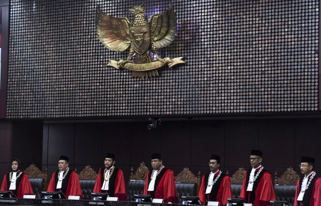 Ketua Mahkamah Konstitusi (MK) Anwar Usman (ketiga kiri) bersama majelis hakim lainnya bersiap memimpin sidang pleno penyampaian laporan tahun 2019 di Gedung MK, Jakarta, Selasa (28/1/2020). Foto Antara/Hafidz Mubarak