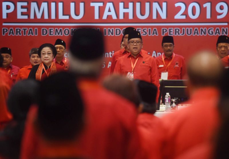 Ketua Umum PDIP Megawati Soekarnoputri (kiri) didampingi Sekjen Hasto Kristiyanto (kanan) memimpin pembekalan calon anggota legislatif Pemilu tahun 2019 di Jakarta, Minggu (5/8). Pembekalan itu untuk menyiapkan caleg asal PDIP menuju Pemilu 2019./Antara Foto