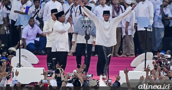 Kampanye Akbar, Prabowo-Sandiaga Salat Subuh Di GBK