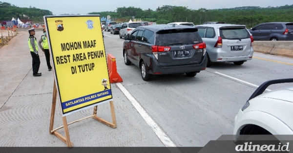 Lalu Lintas Tol Jakarta-Cikampek Tersendat Jelang Rest Area