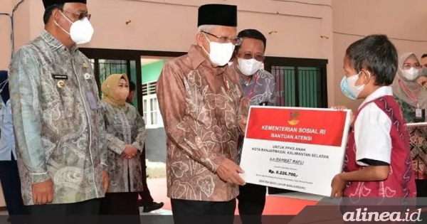 Ma’ruf Amin serahkan bansos ke masyarakat Banjarbaru