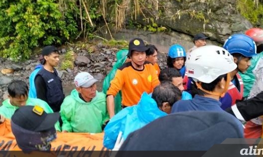 Pemkab Gowa Salurkan Santunan Untuk Korban Longsor Parangloe