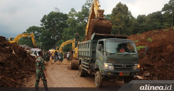 Mahfud MD dan Panglima TNI tinjau lokasi gempa Cianjur