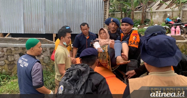 Brimob evakuasi korban gempa Cianjur yang sempat terisolasi