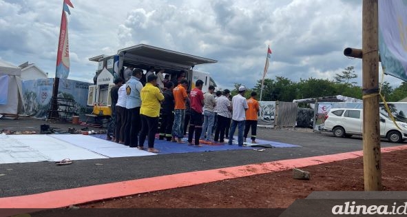 Pengungsi gempa Cianjur salat di musholla darurat