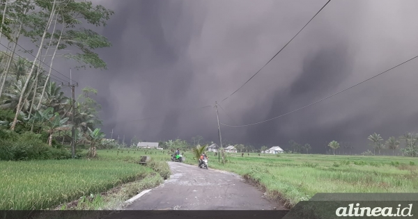 Gunung Semeru muntahkan awan panas guguran, status siaga level 3