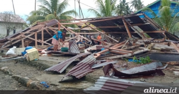 Angin kencang terjang Mamuju, 23 rumah warga rusak