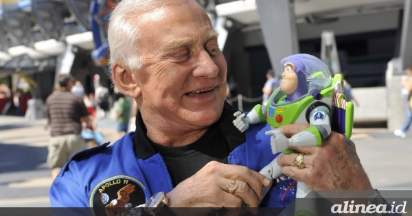 Buzz Aldrin, Manusia Kedua Di Bulan, Menikah Di Hari Ulang Tahunnya ...