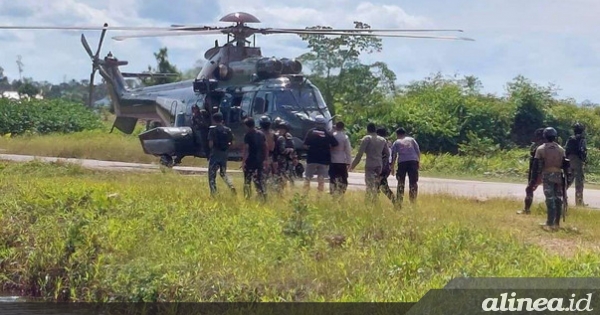 Aparat evakuasi 25 warga pasca-pembakaran pesawat Susi Air