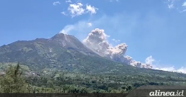 Gunung Merapi semburkan guguran awan panas, warga diimbau menjauhi daerah bahaya