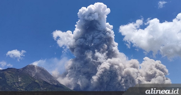 Gunung Merapi lontarkan awan panas guguran hingga 60 kali