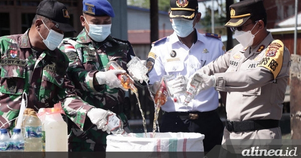 Polres Asmat musnahkan ratusan botol minuman keras