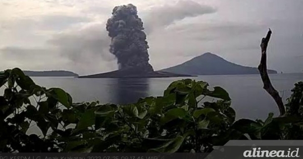 Semburan kedua Gunung Anak Krakatau terjadi pagi ini