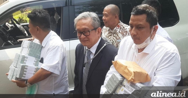 Datangi Kejagung, Maqdir Ismail bawa uang US$1,8 juta