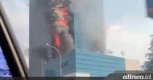 Gedung K-Link Tower di Gatot Subroto kebakaran