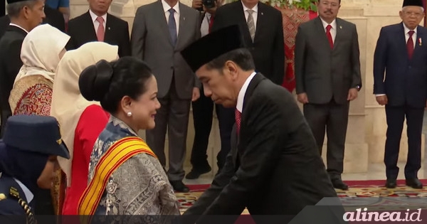 Jokowi serahkan Tanda Kehormatan, termasuk istrinya