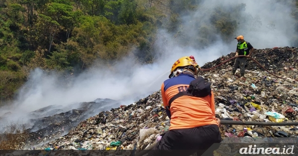 Kebakaran TPA Tlekung Kota Batu belum padam