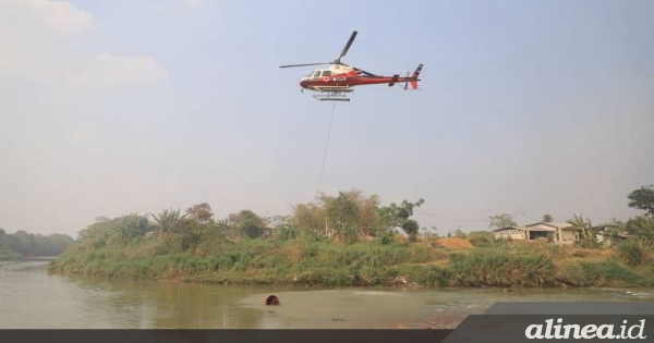 BNPB kerahkan helikopter water bombing di TPA Rawa Kucing